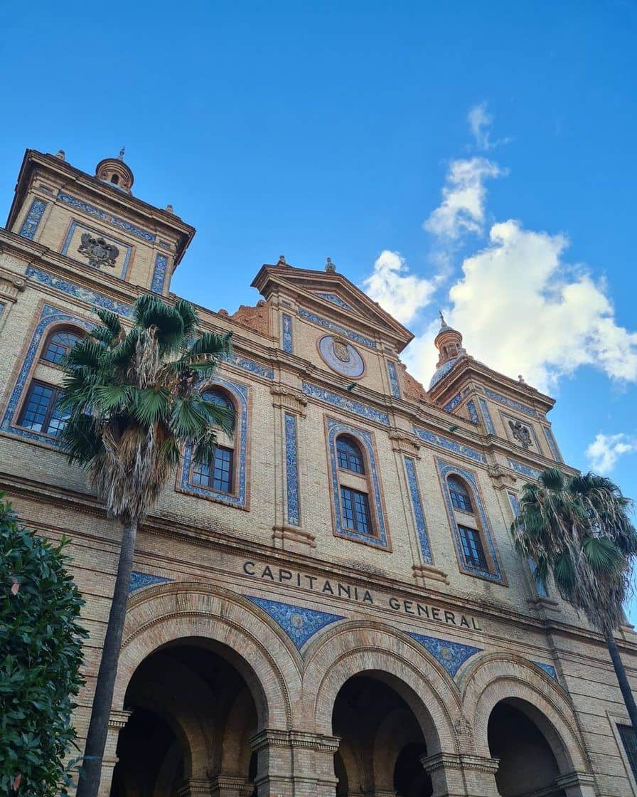Façade Renaissance de l'Archivo de Indias à Séville, entre la cathédrale et l'Alcázar, tôt le matin