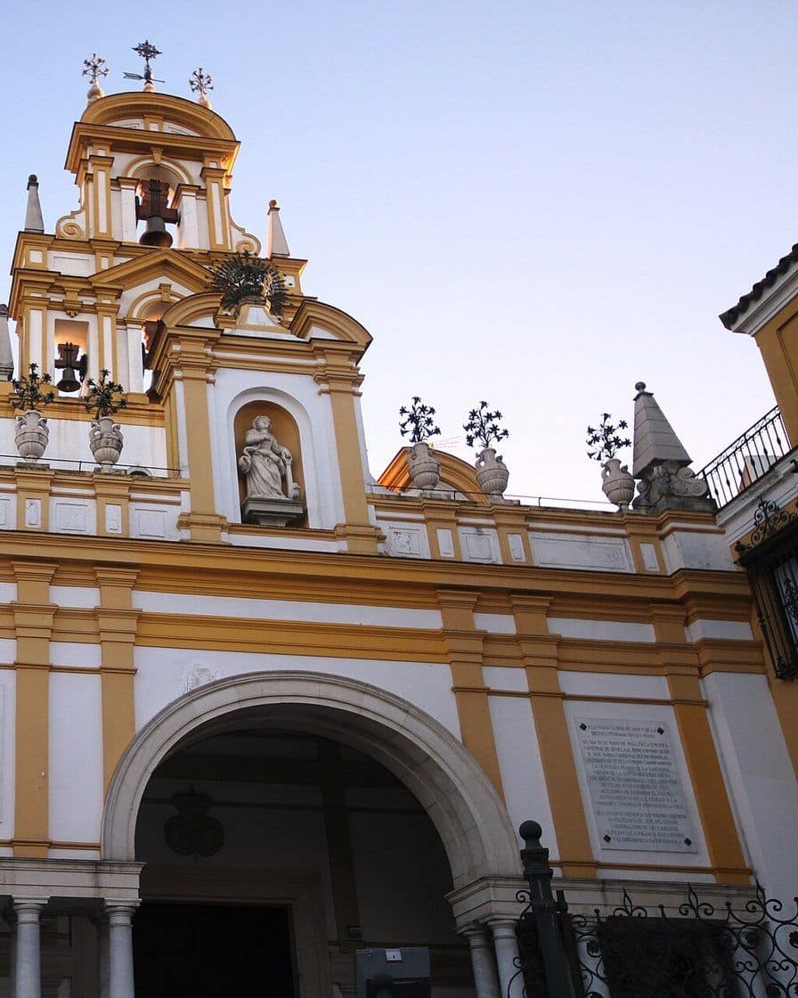 Façade de la basilique de la Macarena à Séville avec son portail baroque, de jour et sans foule