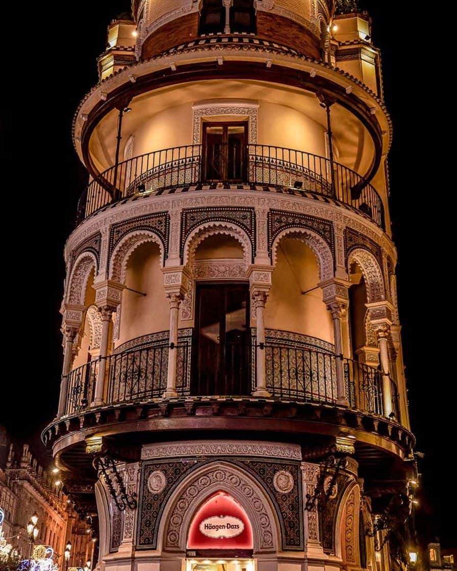 Façade du Casino de la Exposición de Séville, près du parc de María Luisa, avec sa coupole et son décor régionaliste