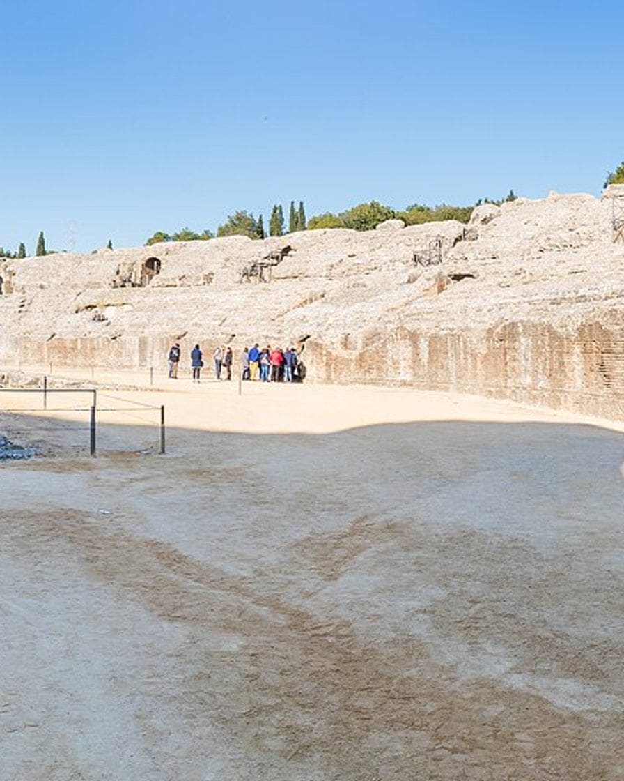 Gradins et arène de l'amphithéâtre romain d'Itálica, à Santiponce, aux portes de Séville, sous un ciel dégagé