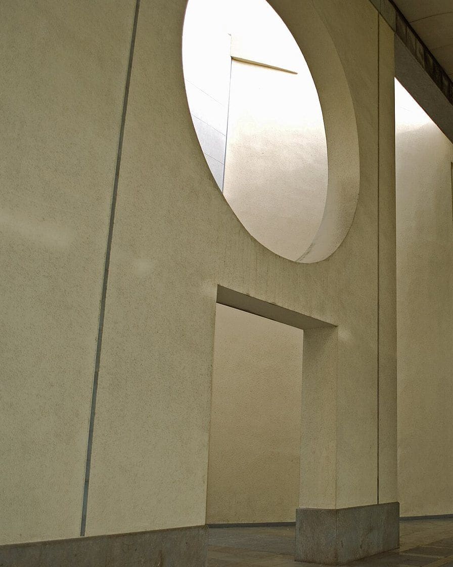 Façade du Teatro de la Maestranza à Séville au bord du Guadalquivir, en milieu de matinée, avec son bâtiment circulaire blanc
