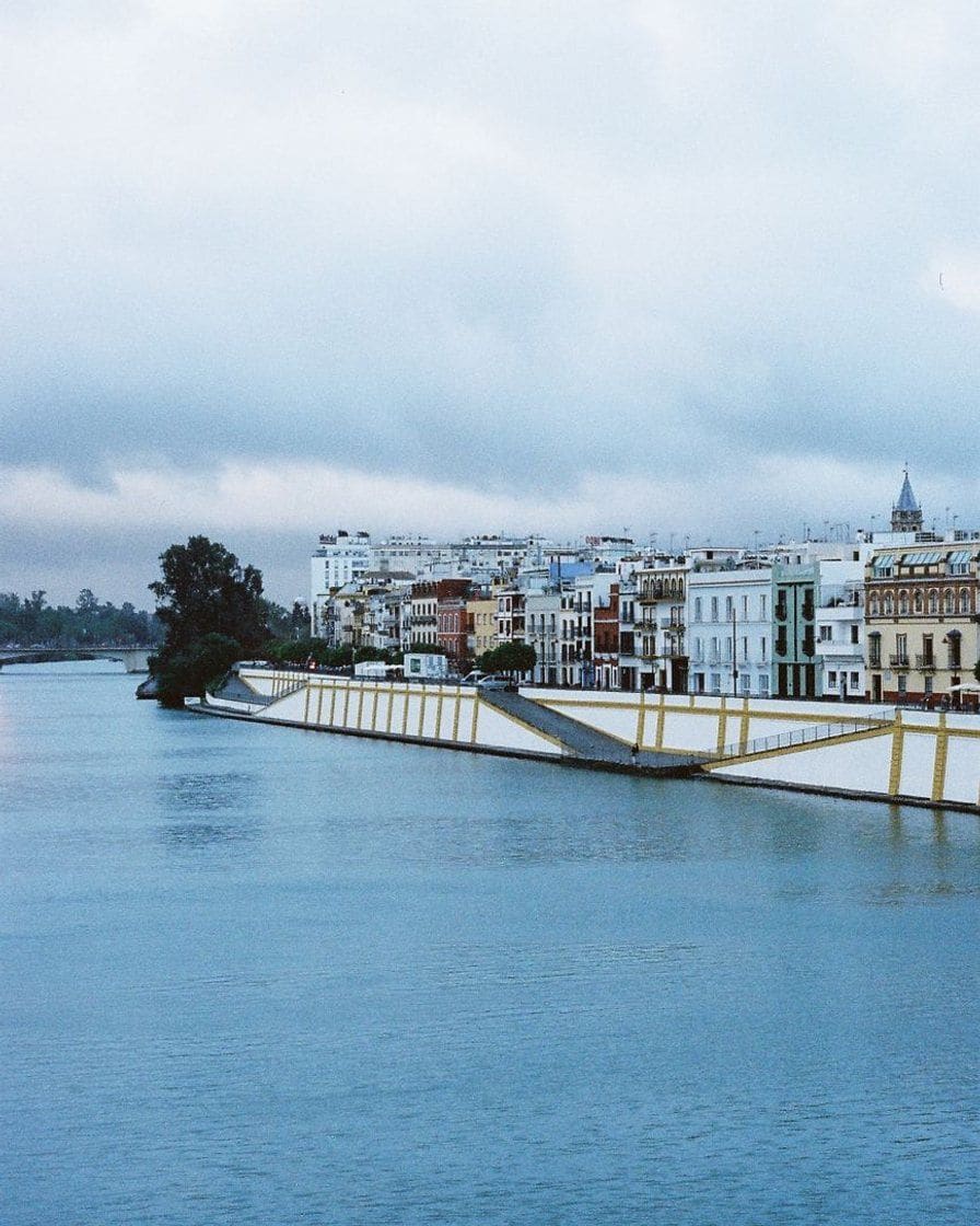 Pont de Isabel II vu depuis la rive de Triana à Séville, avec les façades colorées du quartier au fond